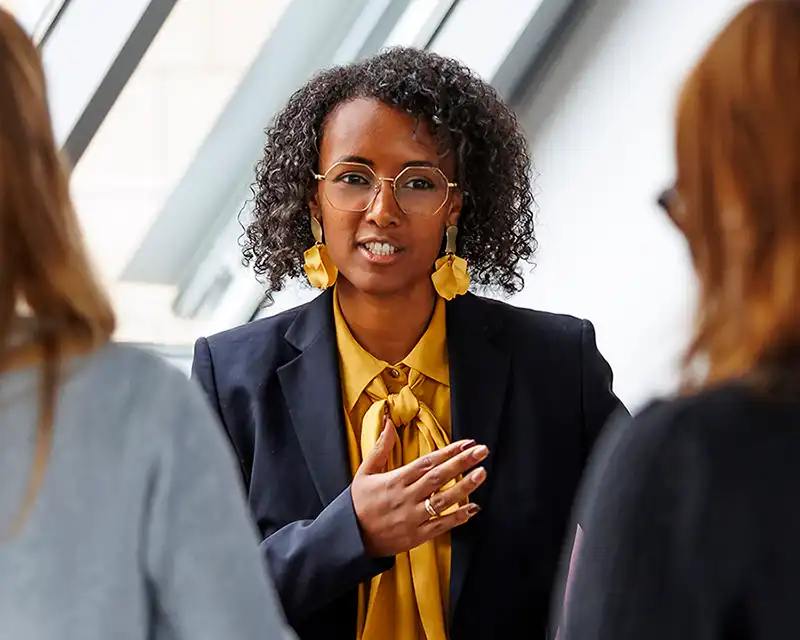 Businessfoto eine Frau im Gespräch