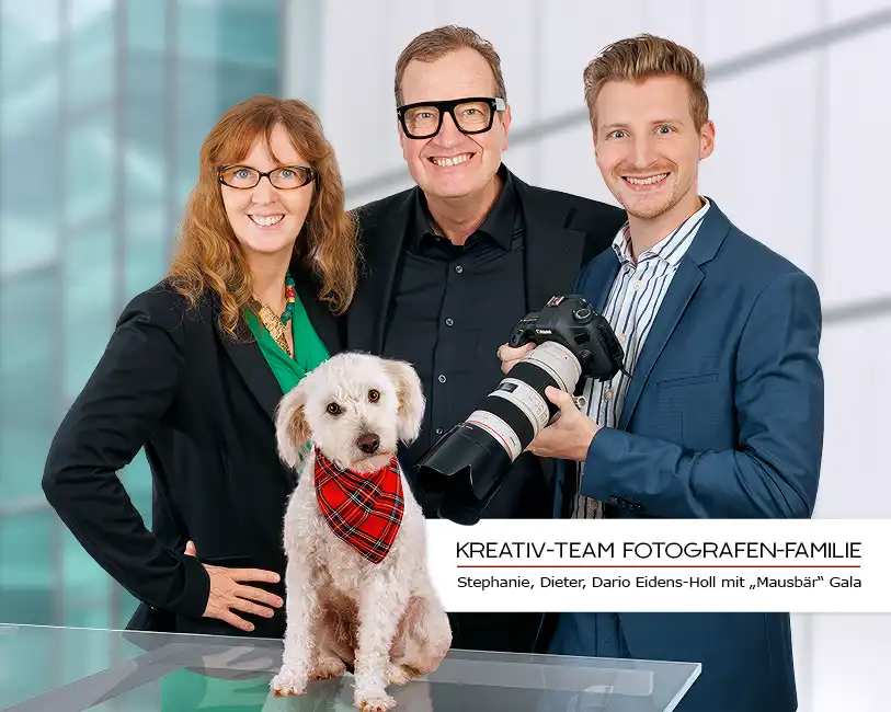 Foto mit 3 Personen mit Kamera und Hund, professionelle Fotografen-Familie Eidens-Holl.